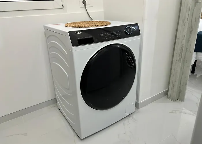 Your Home, Easy Walk To The דירה