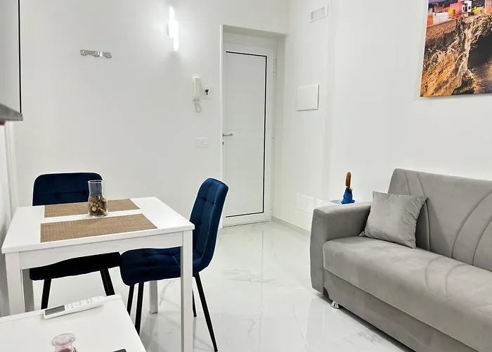 Your Home, Easy Walk To The * Bari